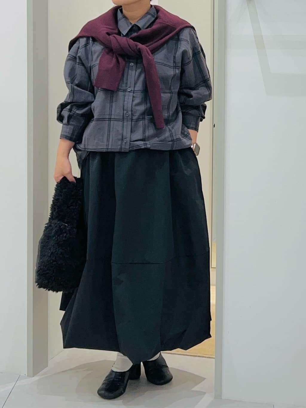 タナさんの「THE SHOP TK｜【すっきりシルエットが叶う】大人のためのVネックニット/毛玉になりにくい/静電気防止/洗濯機OK」を使ったコーディネート