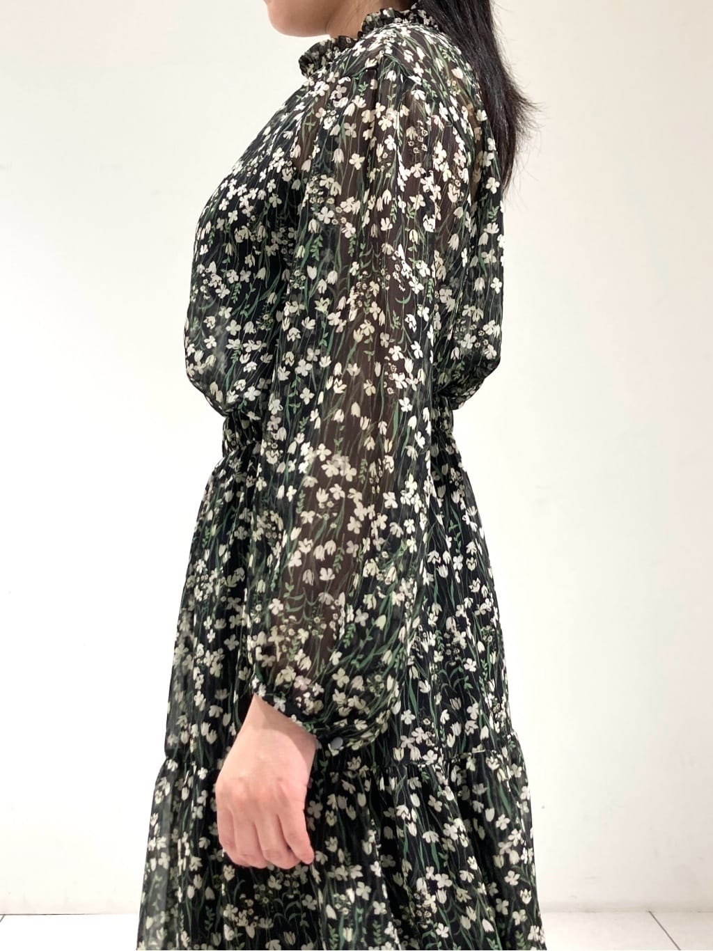 momokoさんの「INDIVI｜【秋映え柄/セットアップ可能】フラワーシフォンブラウス」を使ったコーディネート