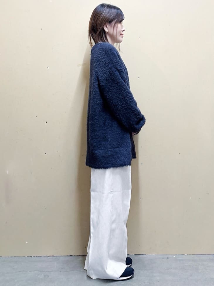  E.Yさんの「THE SHOP TK｜【すっきりシルエットが叶う】大人のためのVネックニット/毛玉になりにくい/静電気防止/洗濯機OK」を使ったコーディネート