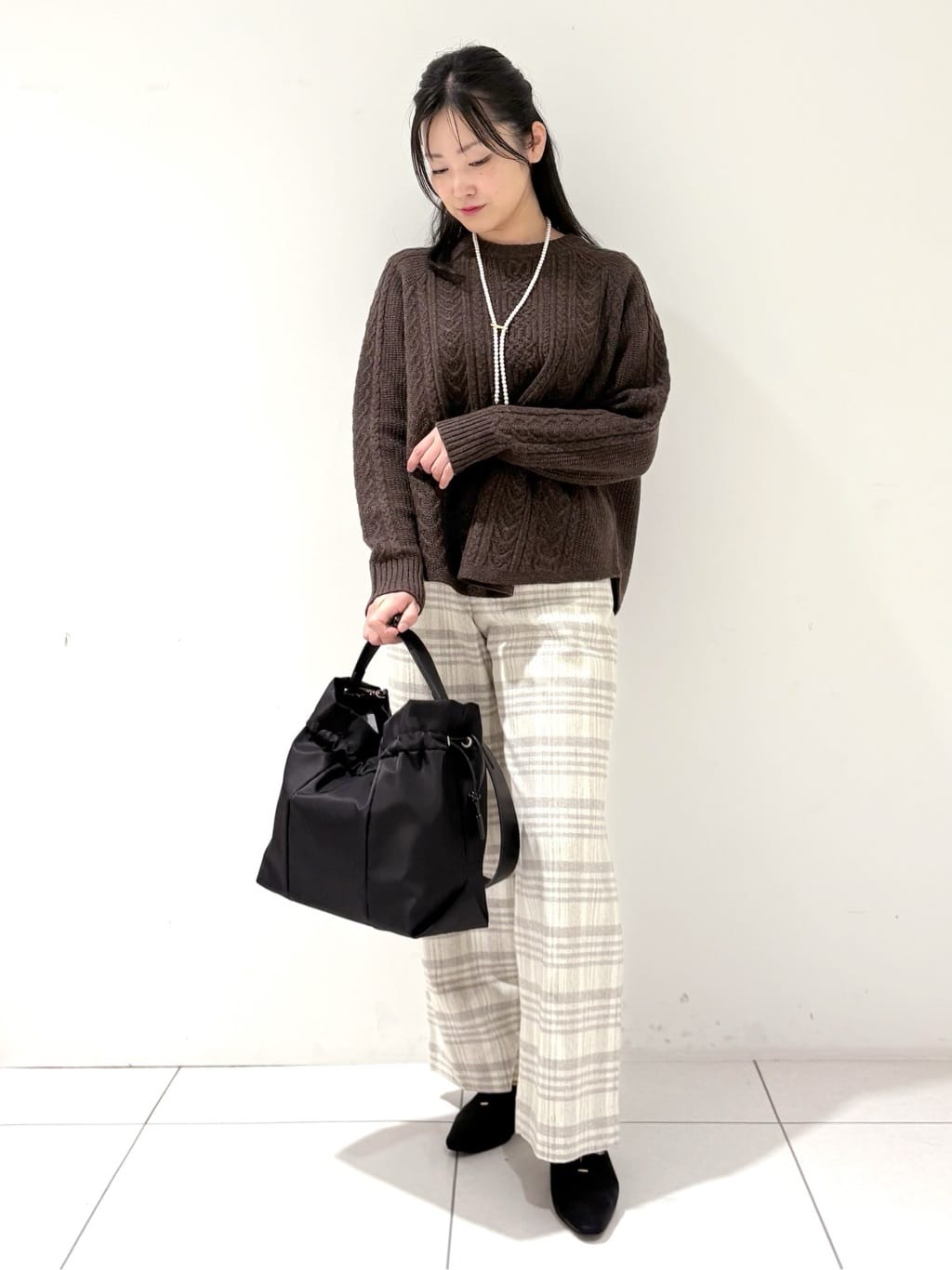 momokoさんの「INDIVI｜【洗える】ケーブルデザイン ラウンドヘムニット」を使ったコーディネート