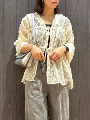 meiさんの「SHOO･LA･RUE｜華やかにさをプラスする シアードビー シャーリングブラウス」を使ったコーディネート