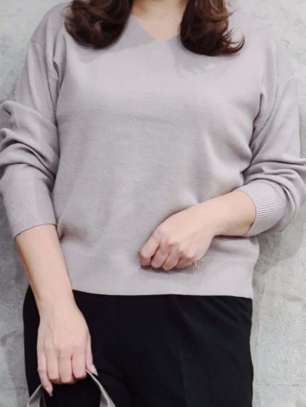 ひさえさんの「THE SHOP TK｜【すっきりシルエットが叶う】大人のためのVネックニット/毛玉になりにくい/静電気防止/洗濯機OK」を使ったコーディネート