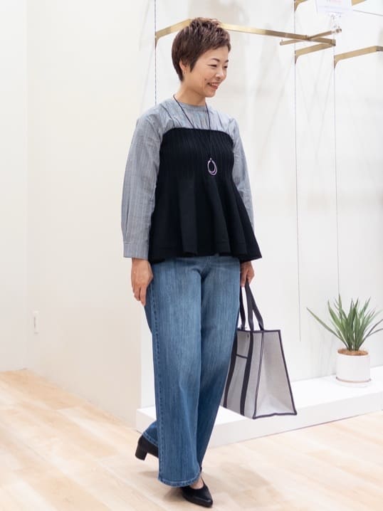 シュウコさんの「grove｜一枚でトレンド完成！体型カバーも叶うニットビスチェドッキングブラウス」を使ったコーディネート