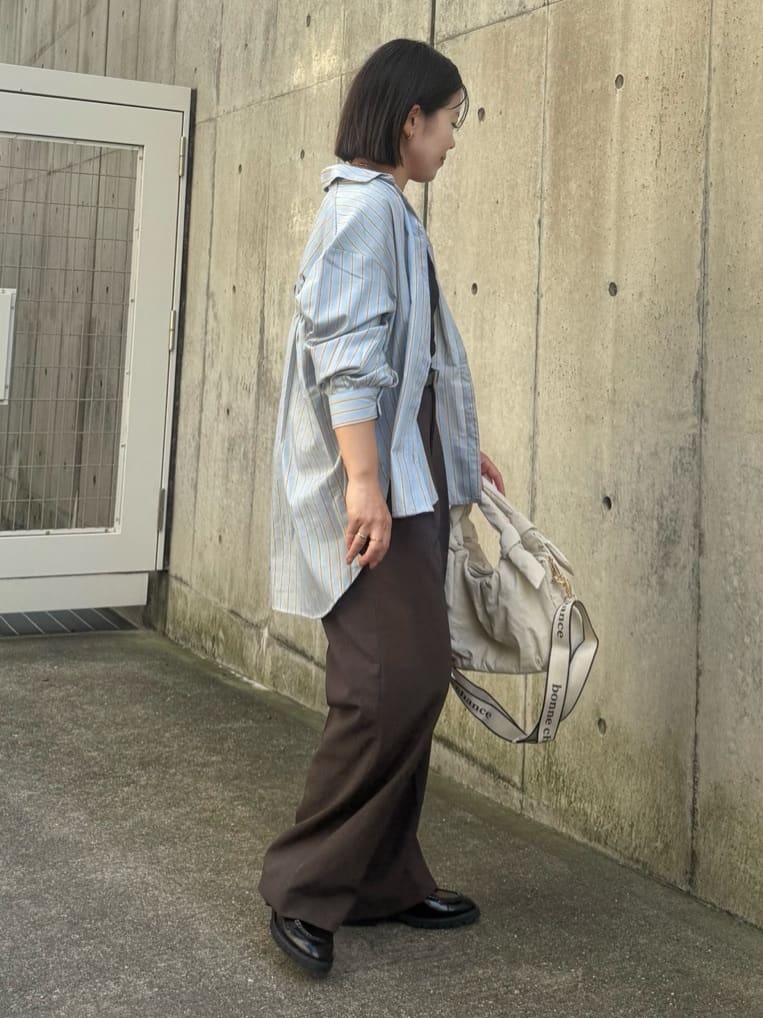 chさんの「THE SHOP TK｜【後ろ姿もサマになる】ストライプ バックシャーリングシャツ/体型カバー/洗える」を使ったコーディネート