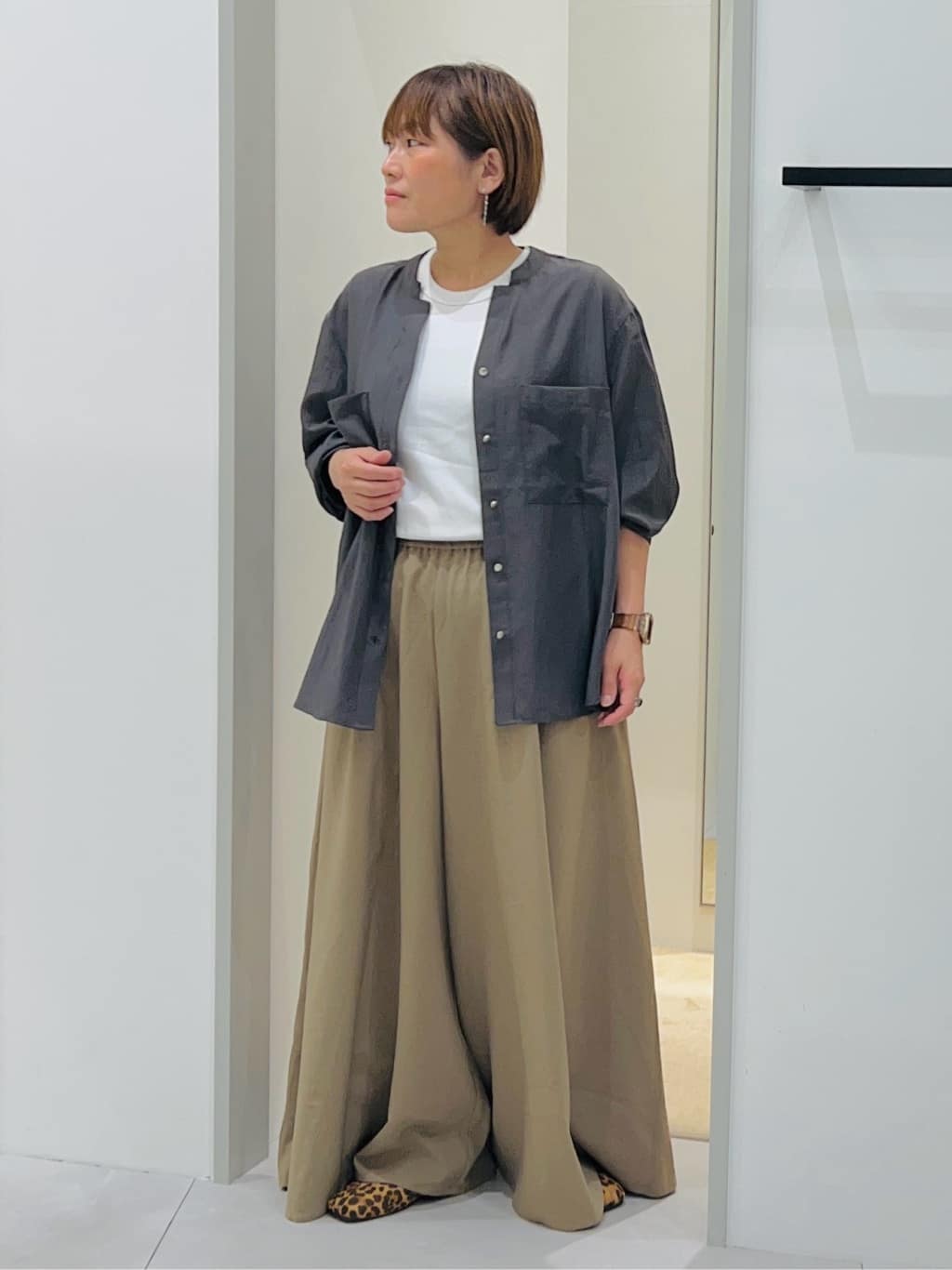 タナさんの「THE SHOP TK｜【通勤にもデイリーにも】ダブルポケットスキッパーシャツ/洗濯機OK」を使ったコーディネート