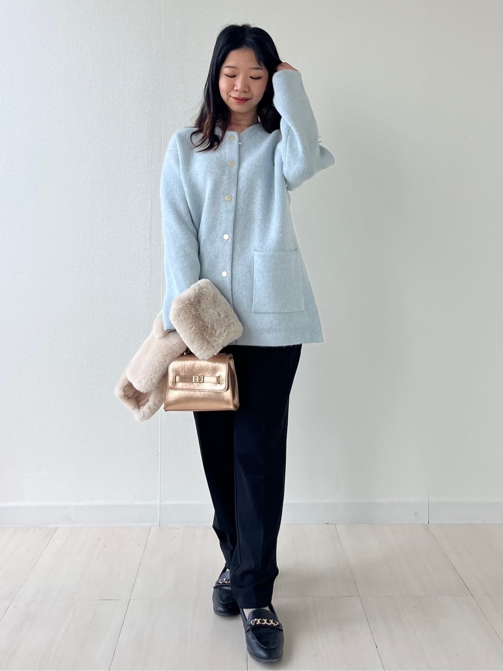Mori Moriさんの「index｜ウォームタッチ イージーテーパードパンツ【洗濯機洗OK／ストレッチ】」を使ったコーディネート