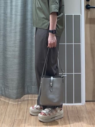 よっしーさんの「grove｜人間工学ベルトタッセル縦型ショルダー」を使ったコーディネート