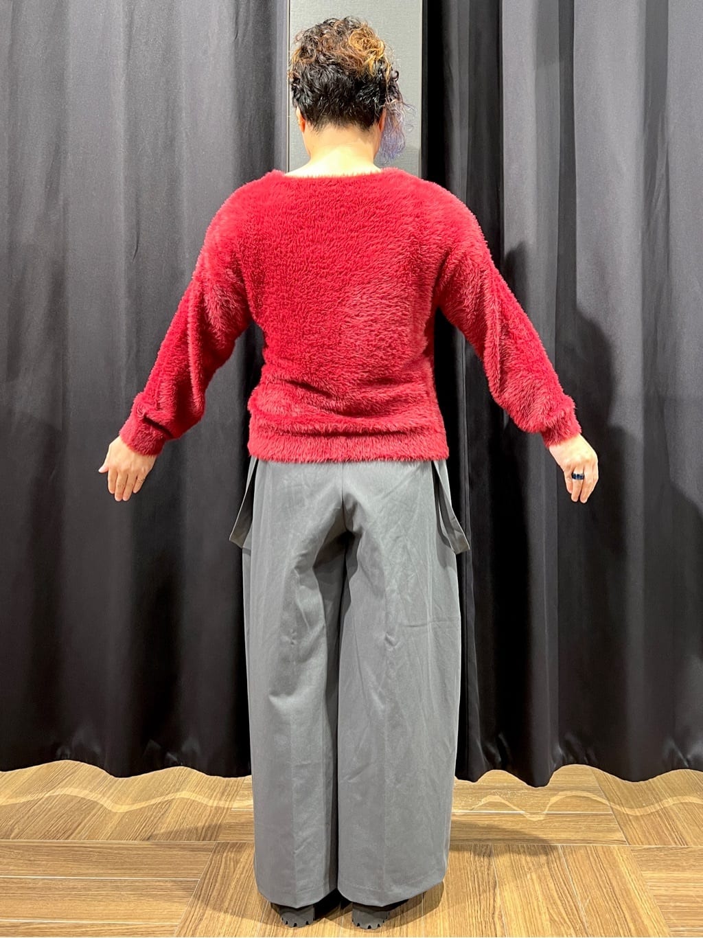 OKMKさんの「THE SHOP TK｜【華やかで柔らか】ふわふわフェザーニット/洗える・前後2WAY」を使ったコーディネート