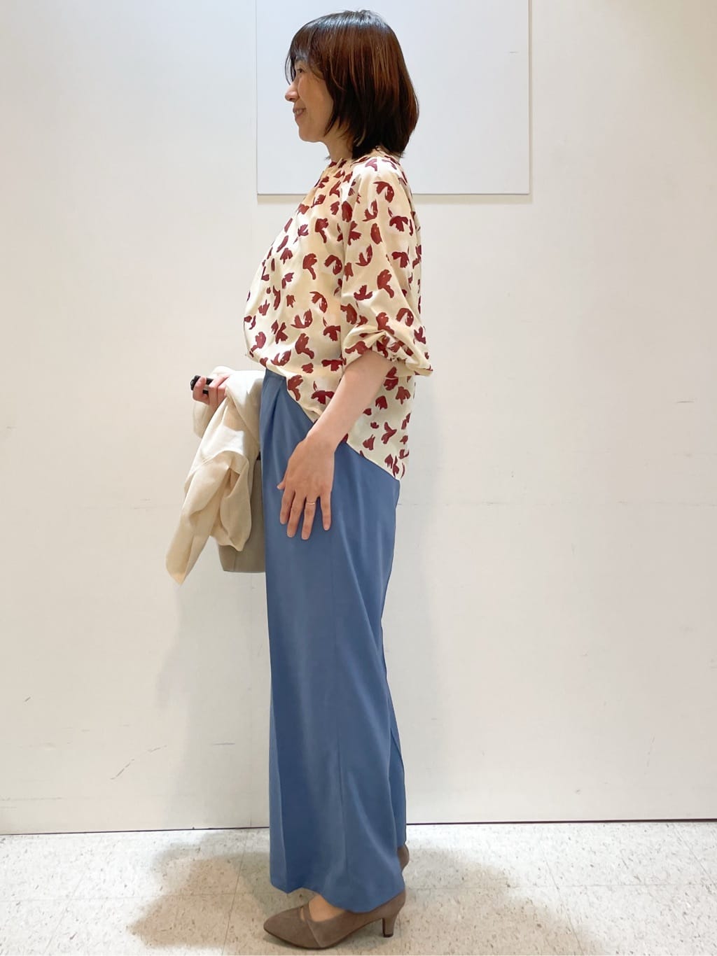 めいさんの「Reflect｜【ジャケットのインナーにおすすめ◎】花柄タックデザインブブラウス」を使ったコーディネート