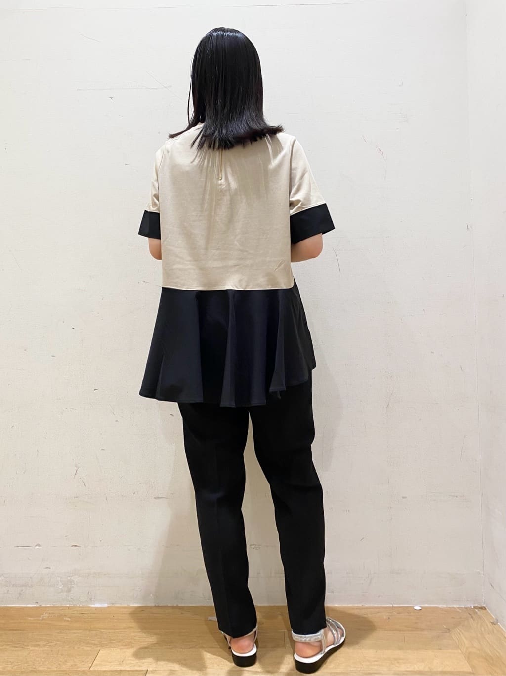 みなみさんの「OPAQUE.CLIP｜配色フハクドッキングペプラムトップス【洗濯機洗い可／抗ピル】」を使ったコーディネート