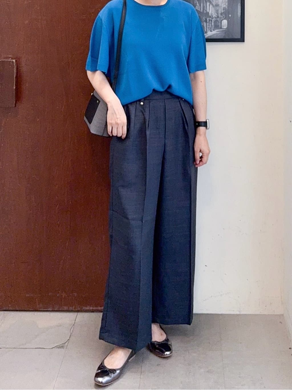 𝐇𝐢𝐫𝐨𝐦𝐢さんの「SHOO･LA･RUE｜【S-LL/洗濯後しわになりにくい】ゴールドパーツできれい見え 麻調タックワイドパンツ」を使ったコーディネート