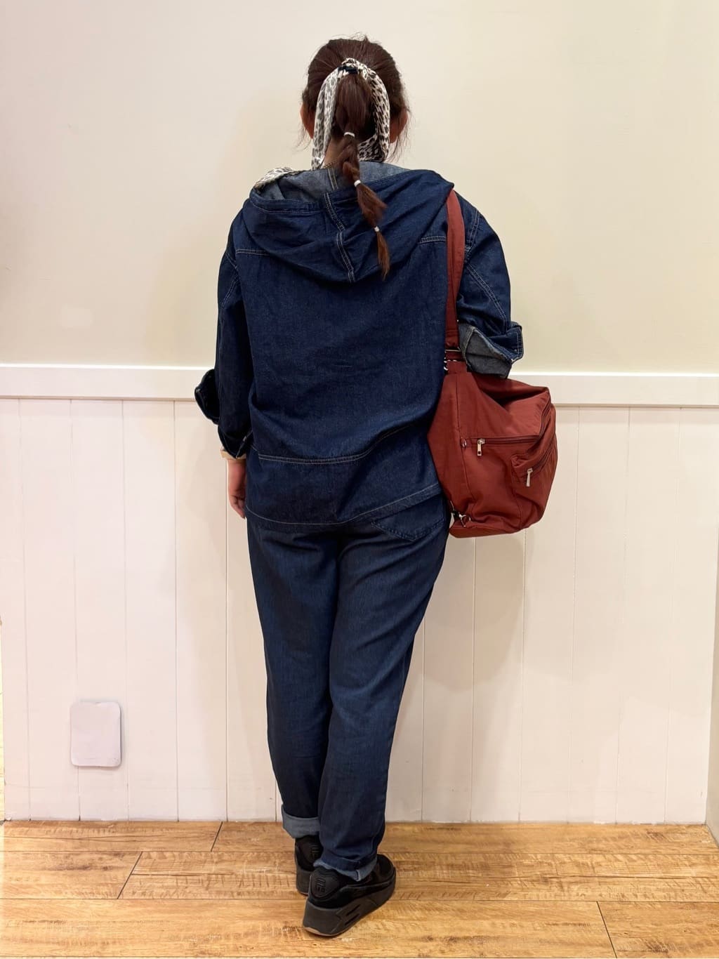 ハチさんの「SHOO･LA･RUE｜【高レビュー/SS-LL/美脚シルエット】自然に体型カバー イージーデニム テーパードパンツ」を使ったコーディネート