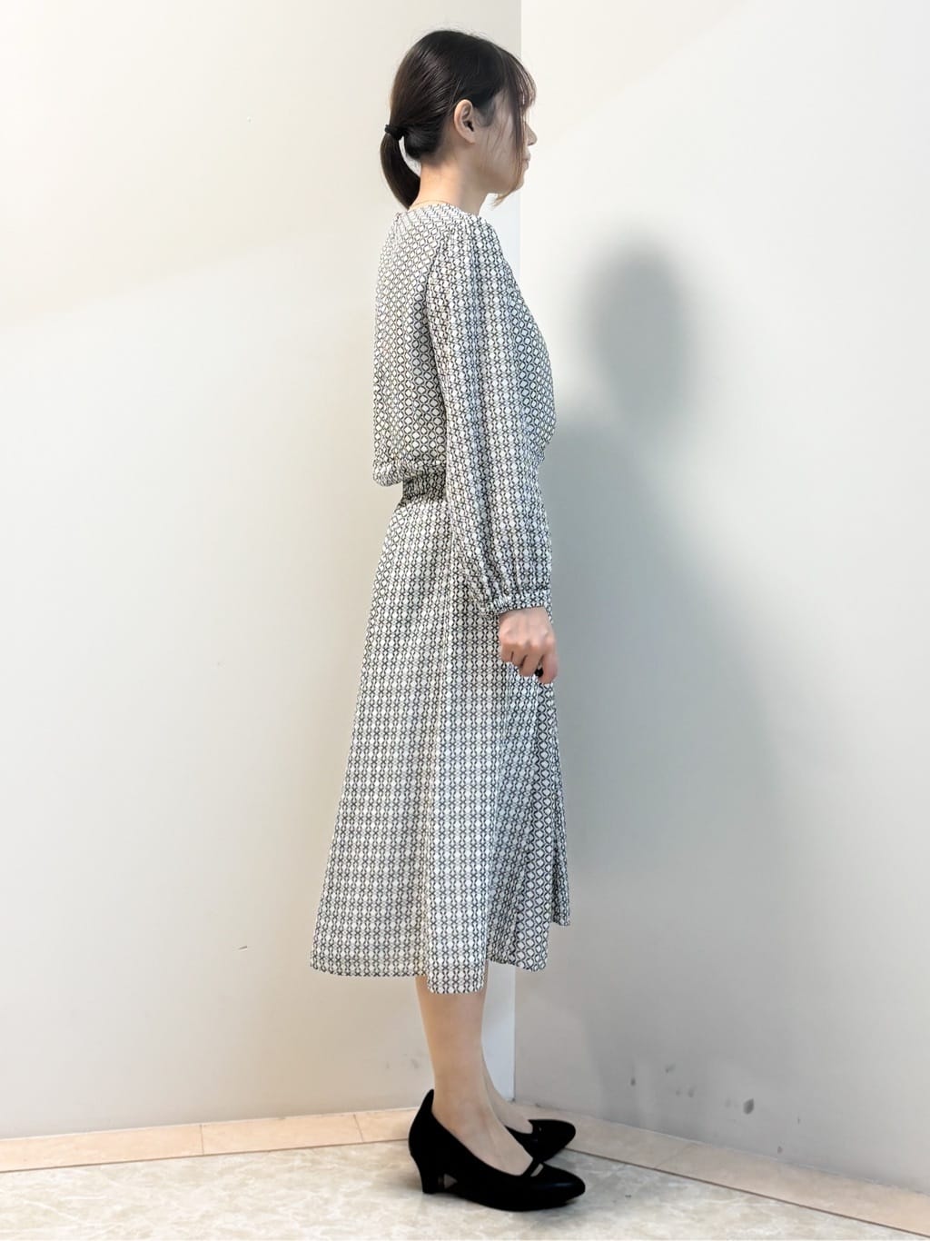 Sawaさんの「Reflect｜【きちんと見え／セットアップ可／通勤におすすめ◎】ペプラムプリントブラウス」を使ったコーディネート