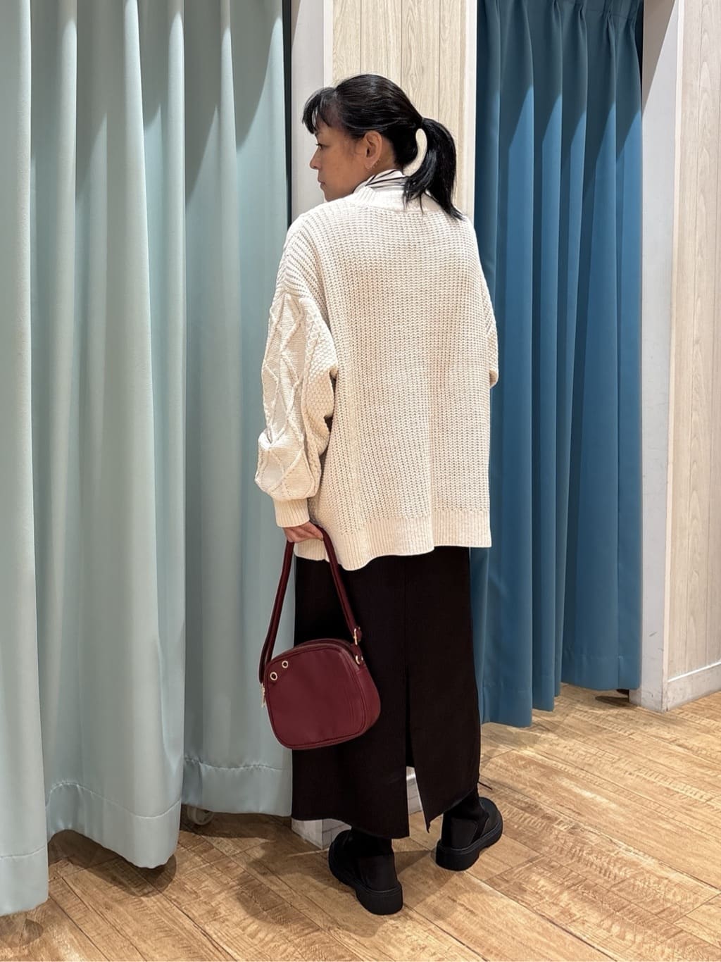わかさんの「SHOO･LA･RUE｜【洗濯機可】やわらかレザー調ナロースカート」を使ったコーディネート