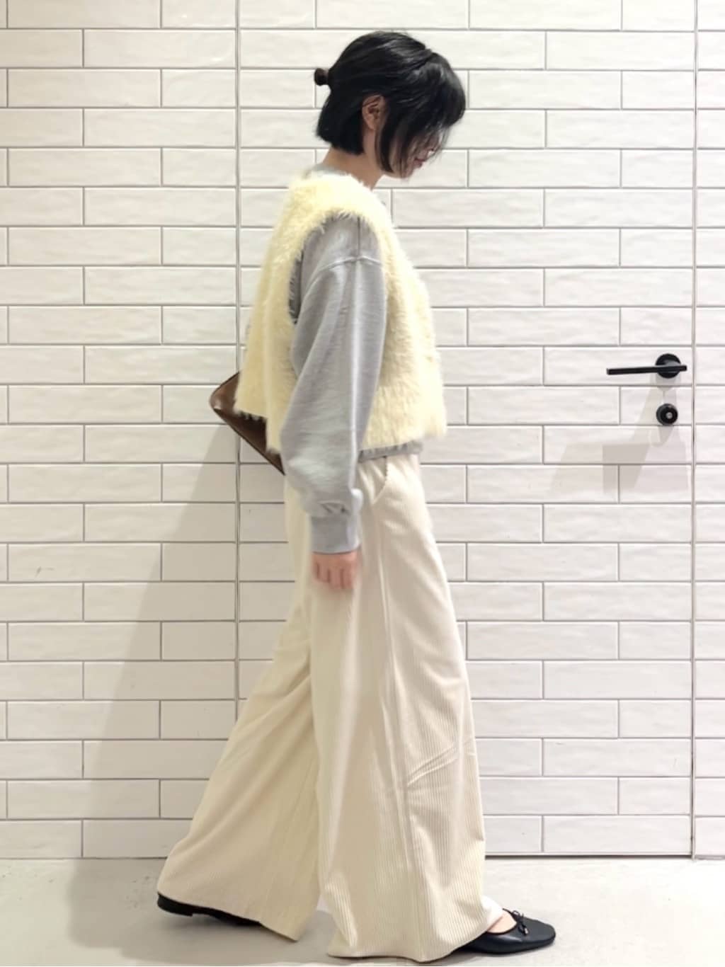 しおりさんの「OPAQUE.CLIP｜ゴーデュロイジャージイージーワイドパンツ【洗濯機OK】」を使ったコーディネート