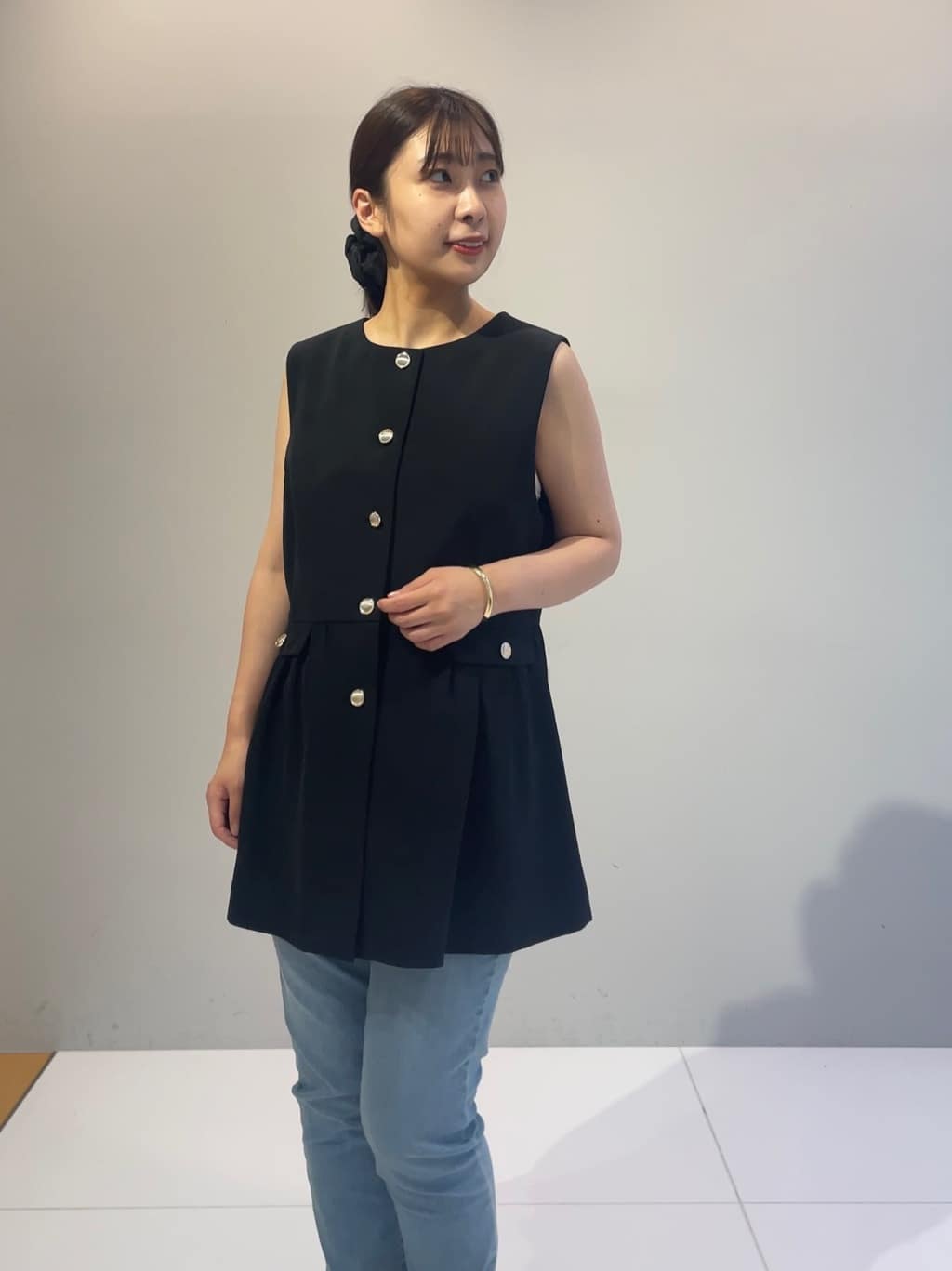 abeさんの「Couture brooch｜【フェミニン・きれいめ】ゴールド釦ペプラムジレ」を使ったコーディネート