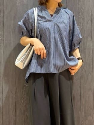 meiさんの「SHOO･LA･RUE｜【S-LL/洗濯後しわになりにくい】ランタンスリーブで女性らしく 5分袖スキッパーブラウス」を使ったコーディネート