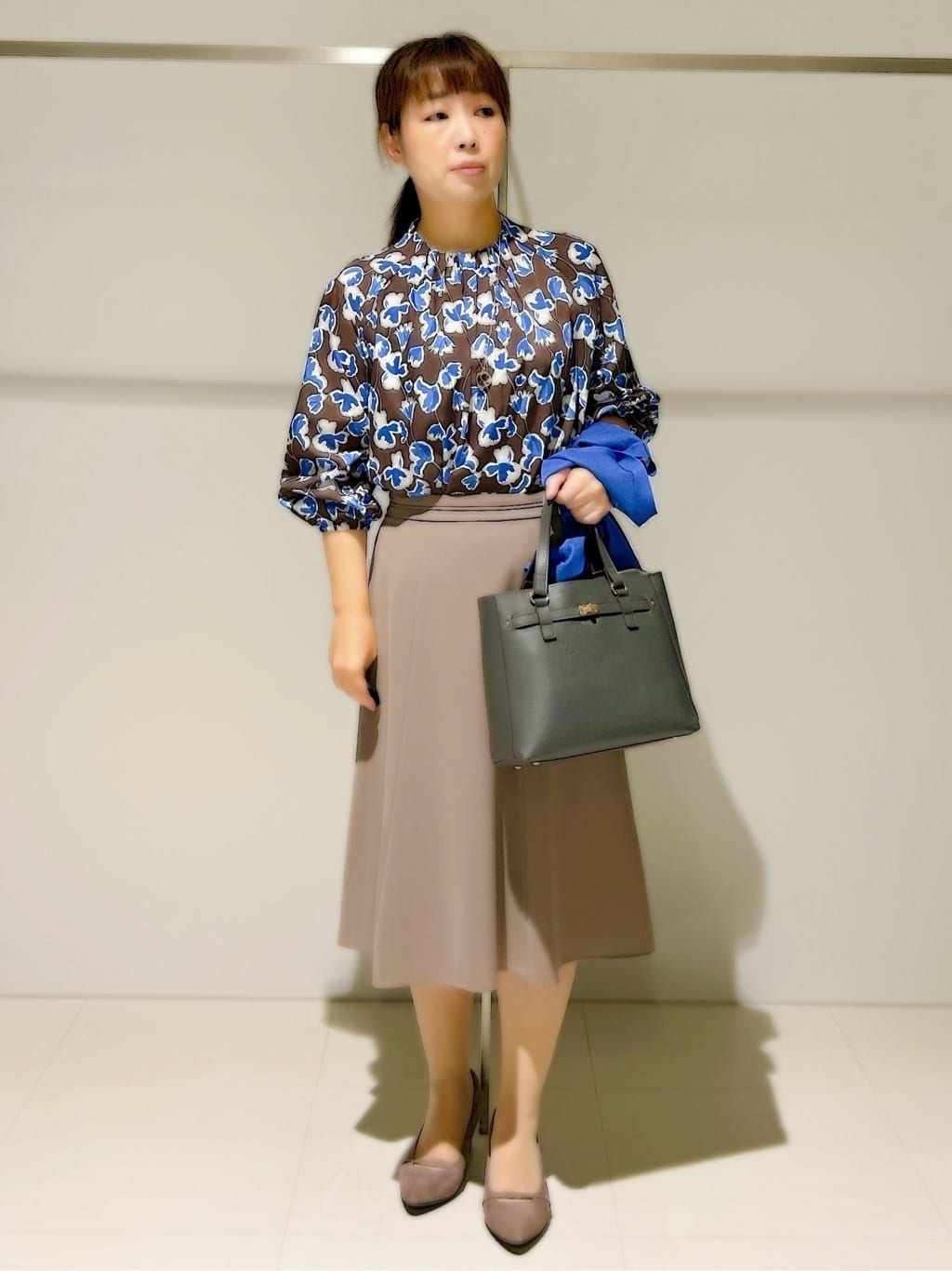 ひーさんの「Reflect｜【ジャケットのインナーにおすすめ◎】花柄タックデザインブブラウス」を使ったコーディネート