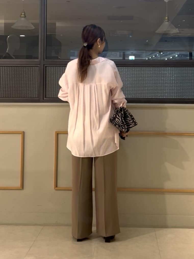 𝑹𝑶𝑴𝑰さんの「INDIVI｜【体型カバー／清涼感】シアーオーバーシャツ」を使ったコーディネート