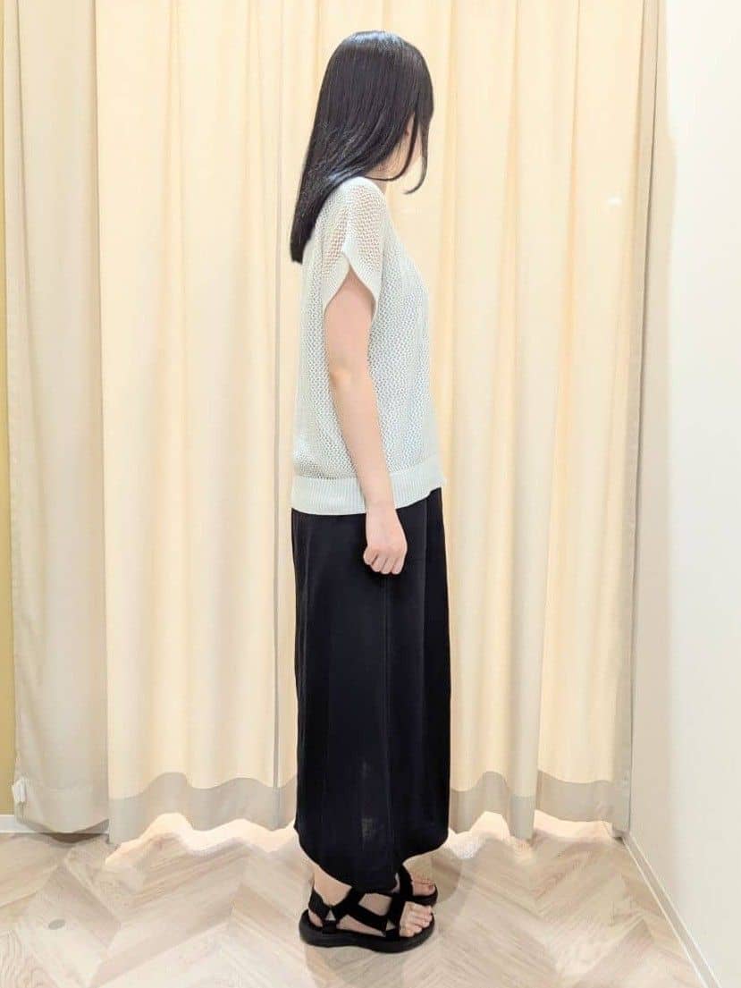hinaさんの「SHOO･LA･RUE｜【2点セット/S-LL】キラリと光るラメがポイント メッシュロゴニット+タンクトップ」を使ったコーディネート