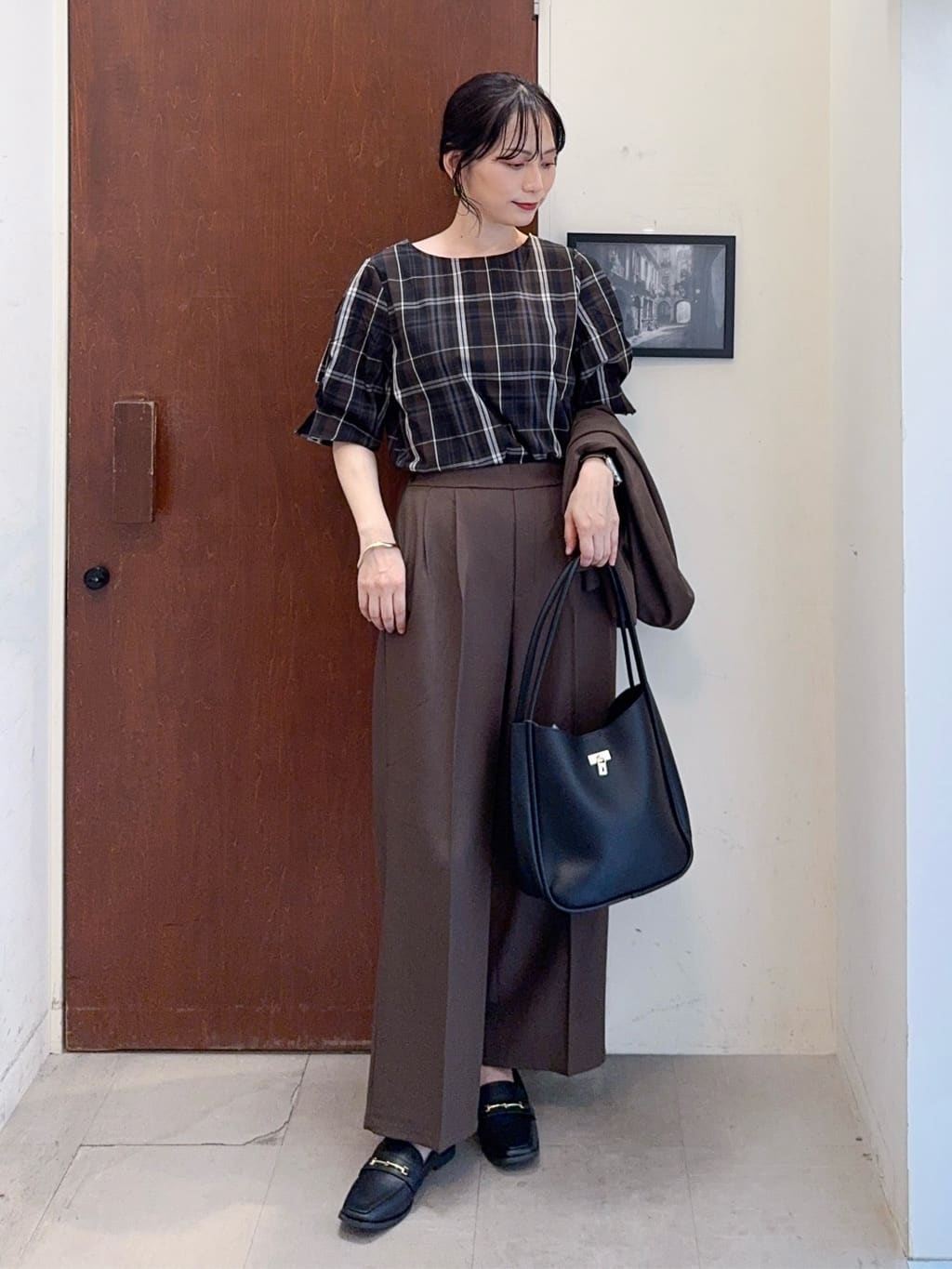 𝐇𝐢𝐫𝐨𝐦𝐢さんの「SHOO･LA･RUE｜【S-LL/5分袖】お袖タックできれいに魅せる 大人のチェックブラウス」を使ったコーディネート