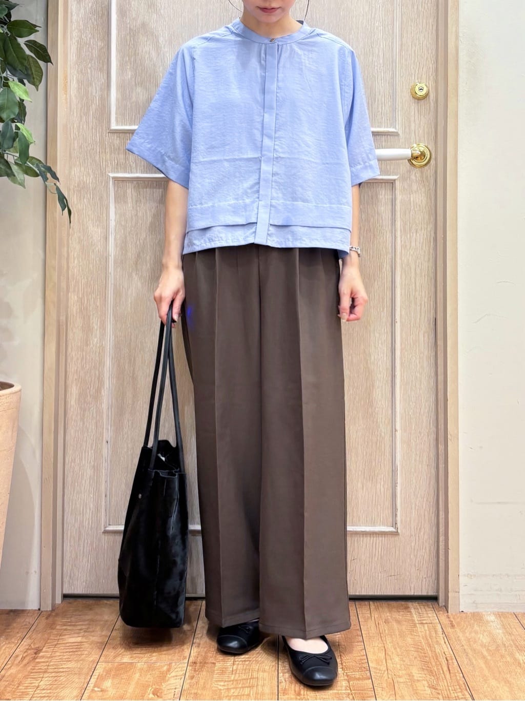 なみさんの「SHOO･LA･RUE｜【洗濯後しわになりにくい/UV/吸水速乾】大人きれいな バンドカラーシャツ」を使ったコーディネート