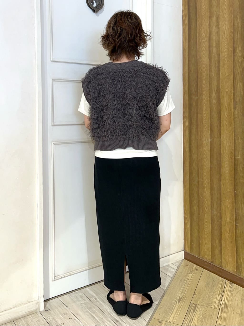 yuriyuriさんの「SHOO･LA･RUE｜【前後2WAY】着るだけで着映える ループヤーンベスト」を使ったコーディネート