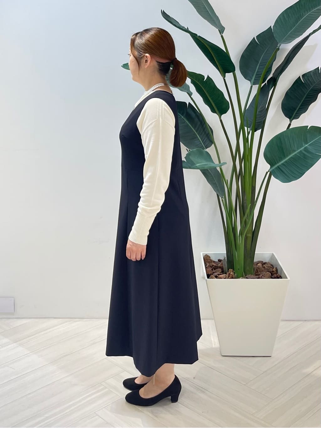 Tomoさんの「UNTITLED｜【Aライン/ワンピース】Vネックジャンパースカート」を使ったコーディネート