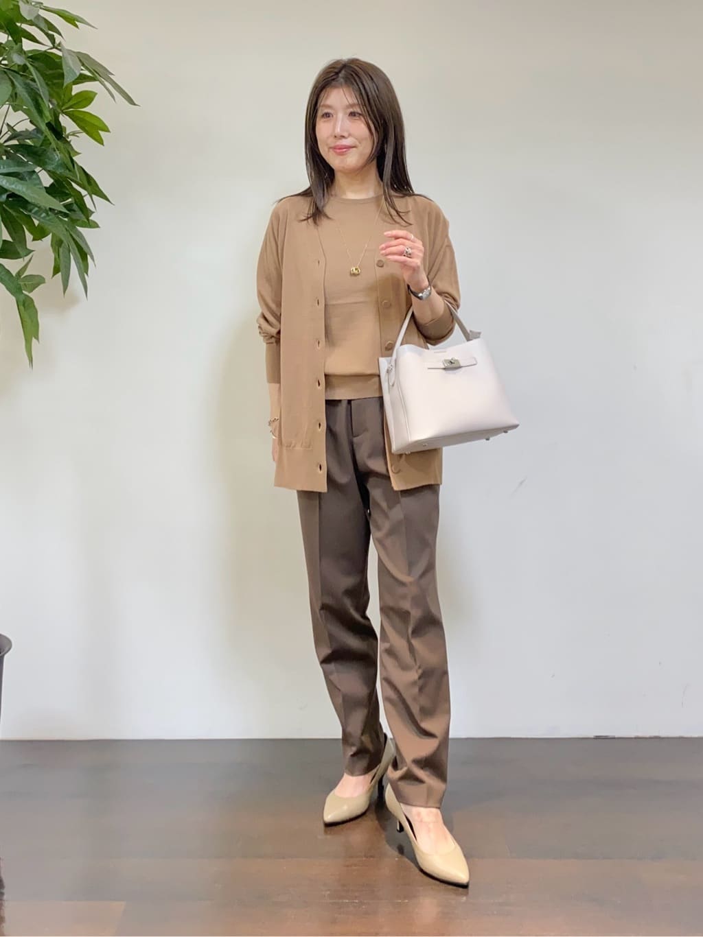 tomoさんの「UNTITLED｜【アンサンブル可/洗える/Vネック】ウールシルクカーディガン」を使ったコーディネート