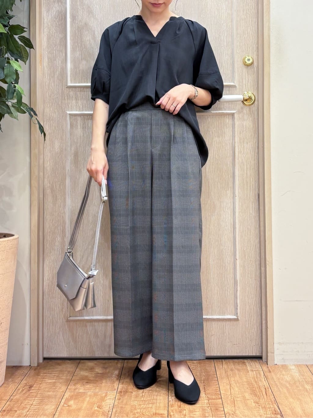 なみさんの「SHOO･LA･RUE｜【S-LL/洗濯後しわになりにくい】ランタンスリーブで女性らしく 5分袖スキッパーブラウス」を使ったコーディネート