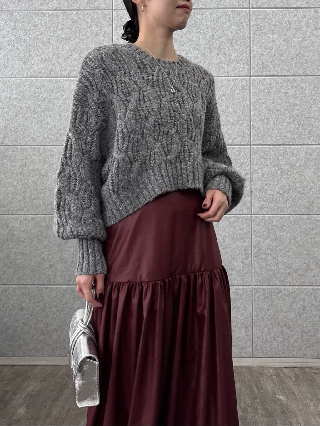 ひなさんの「INDIVI｜レザーライクマキシスカート」を使ったコーディネート