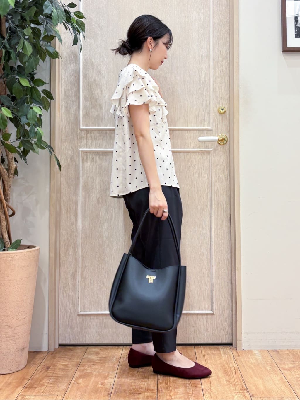 なみさんの「SHOO･LA･RUE｜【無地/ドット柄】お袖フリルが華やぐ きれいめブラウス」を使ったコーディネート