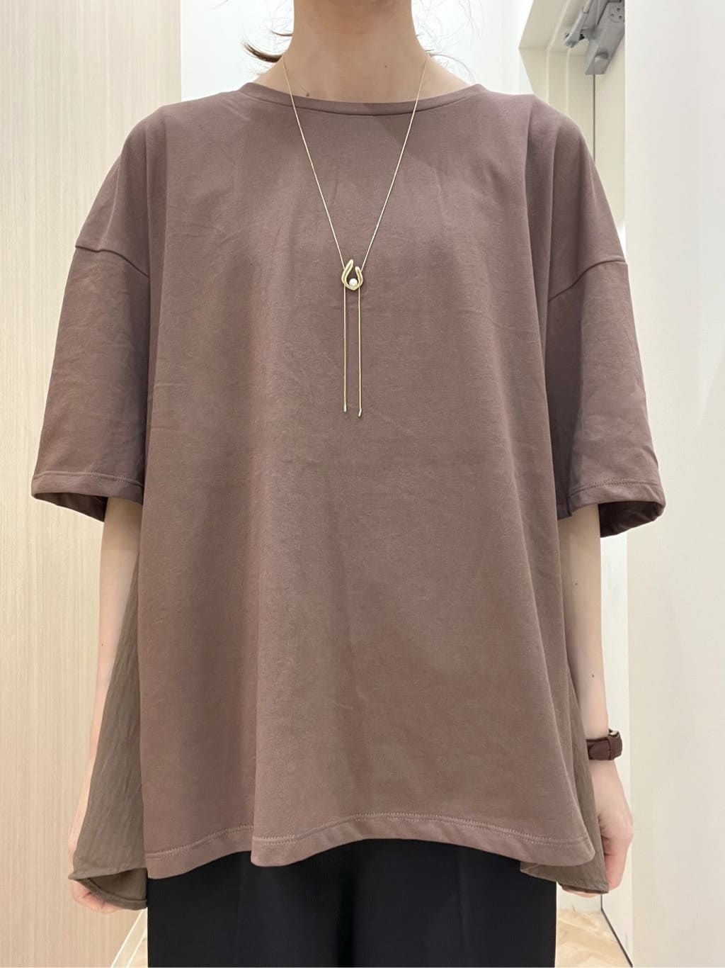  おまつさんの「grove｜後ろ姿で魅せる　バックドロストシャーリングTシャツ」を使ったコーディネート