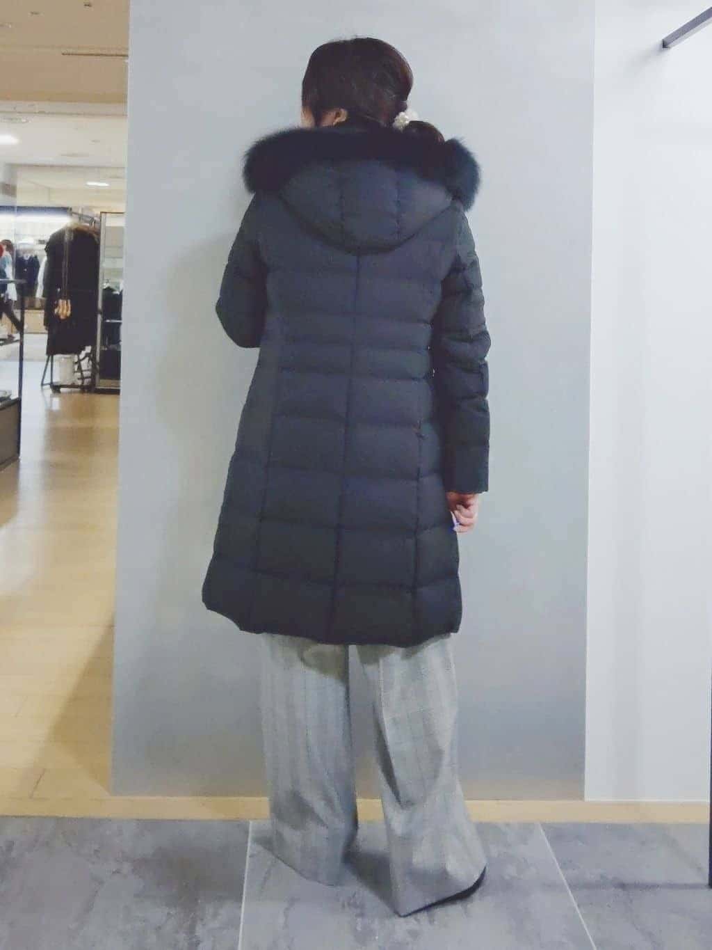 TOMOMIさんの「INDIVI｜【名品／撥水／抗菌防臭】ロング丈リサイクルダウンコート」を使ったコーディネート