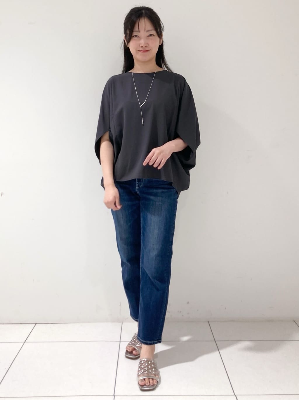 momokoさんの「INDIVI｜【体型カバー/SETUP可能】ジョーゼット　ドルマンブラウス」を使ったコーディネート