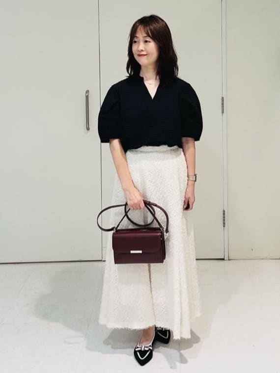 makiさんの「UNTITLED｜【吸水速乾/ストレッチ/Vネック】フォルムスリーブ ブラウス」を使ったコーディネート