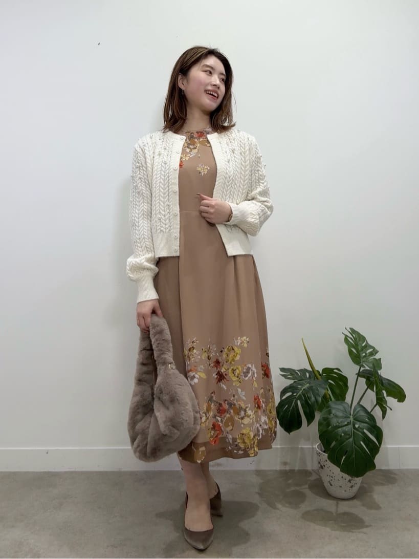 Suma Una本部スタッフさんの「SunaUna｜【COLLECTION LINE】パール調カーデ」を使ったコーディネート
