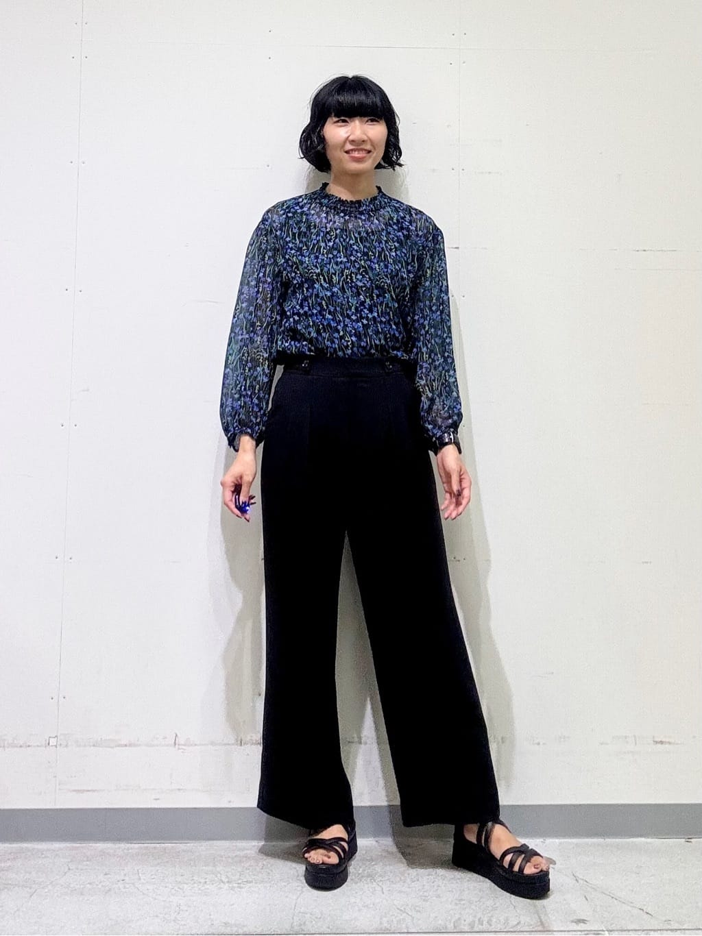 naoさんの「INDIVI｜【秋映え柄/セットアップ可能】フラワーシフォンブラウス」を使ったコーディネート