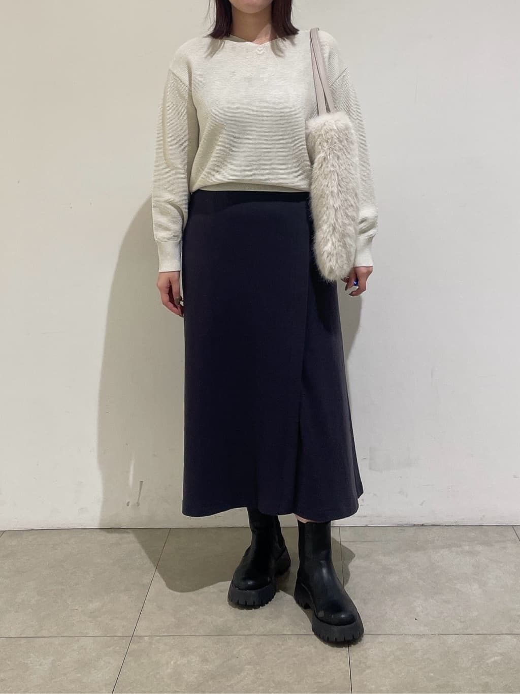 emikaさんの「INDIVI｜【ウール混ラメ素材】Vネック煌めきニット」を使ったコーディネート