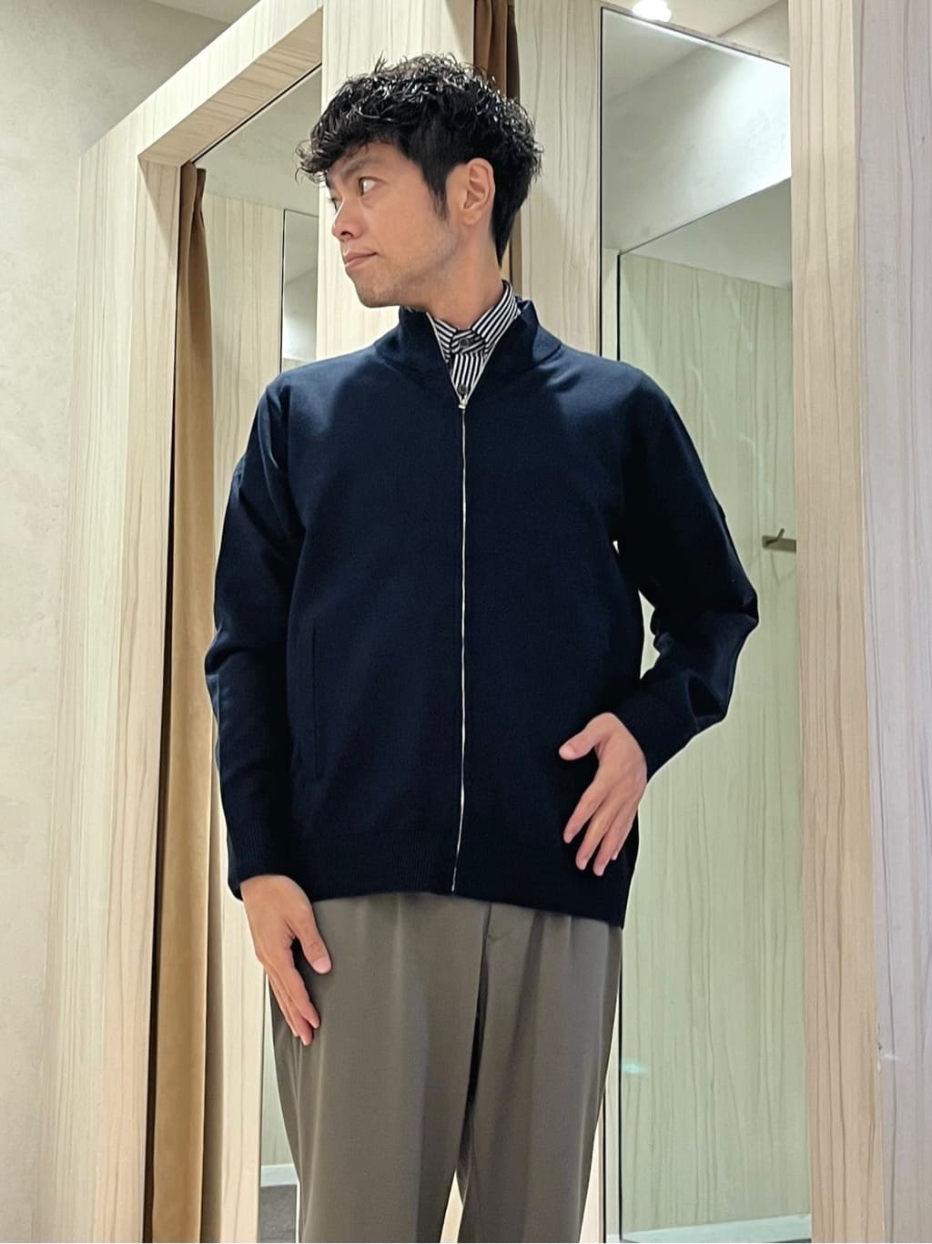 URAさんの「TAKEO KIKUCHI｜アンチピリング ジップアップ ニット」を使ったコーディネート