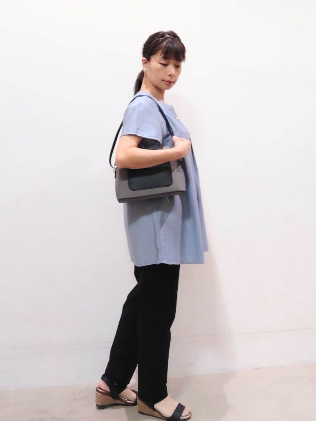 n.さんの「SHOO･LA･RUE｜【S-LL/ひんやり】インせず決まる タックプリーツシャツ」を使ったコーディネート