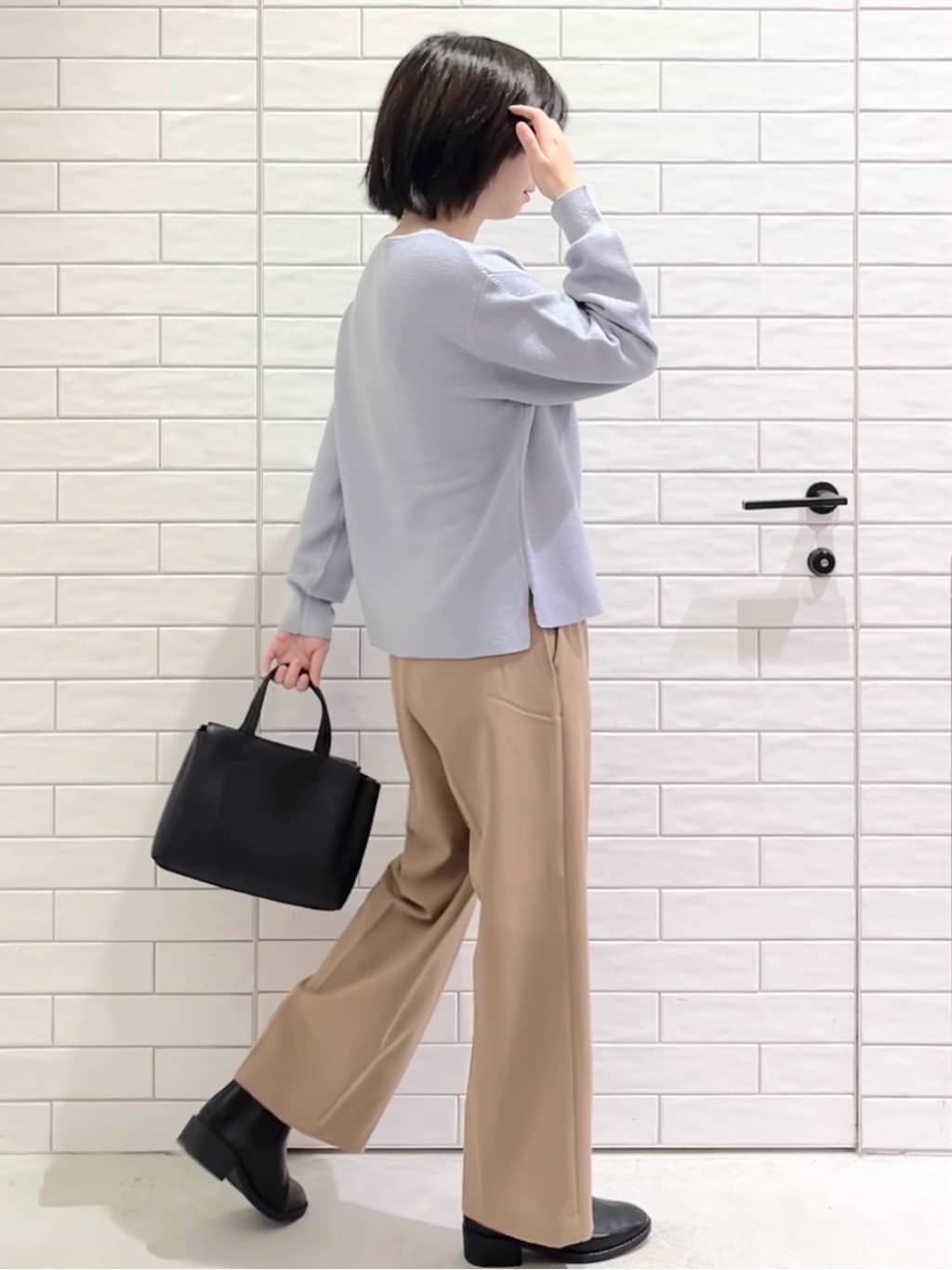 しおりさんの「OPAQUE.CLIP｜ラメガーターボートネックニット【洗濯機OK】」を使ったコーディネート