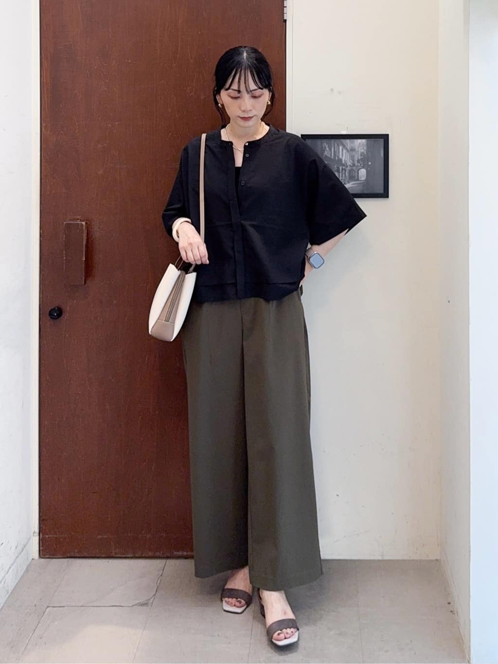 𝐇𝐢𝐫𝐨𝐦𝐢さんの「SHOO･LA･RUE｜【洗濯後しわになりにくい/UV/吸水速乾】大人きれいな バンドカラーシャツ」を使ったコーディネート