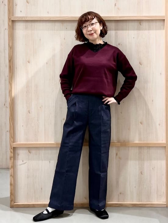 nakoさんの「THE SHOP TK｜【すっきりシルエットが叶う】大人のためのVネックニット/毛玉になりにくい/静電気防止/洗濯機OK」を使ったコーディネート