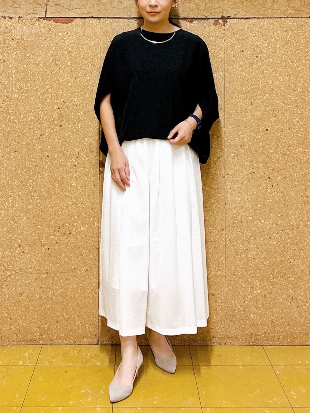 hattoriさんの「INDIVI｜【クールエアー素材／UVケア／セットアップ可能】エアリーフレアパンツ」を使ったコーディネート
