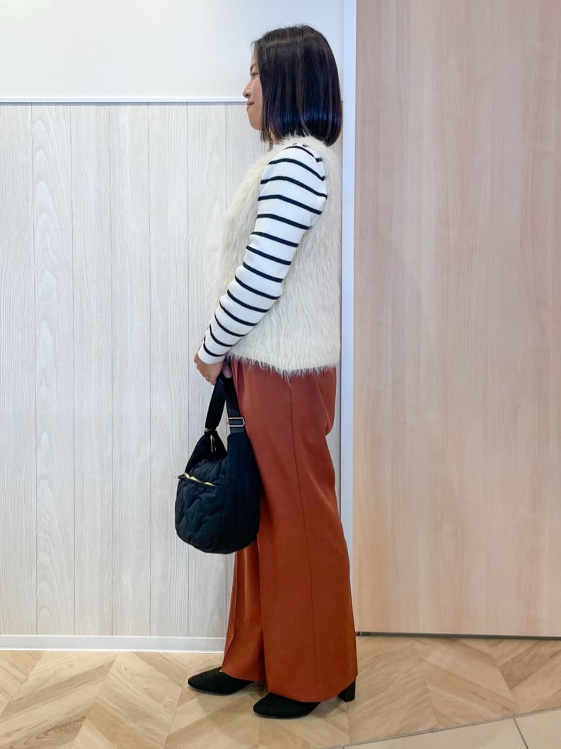 tomoさんの「SHOO･LA･RUE｜【高レビュー/2点セット】着るだけでコーデが決まる フェザーニットベスト&times;リブニット」を使ったコーディネート