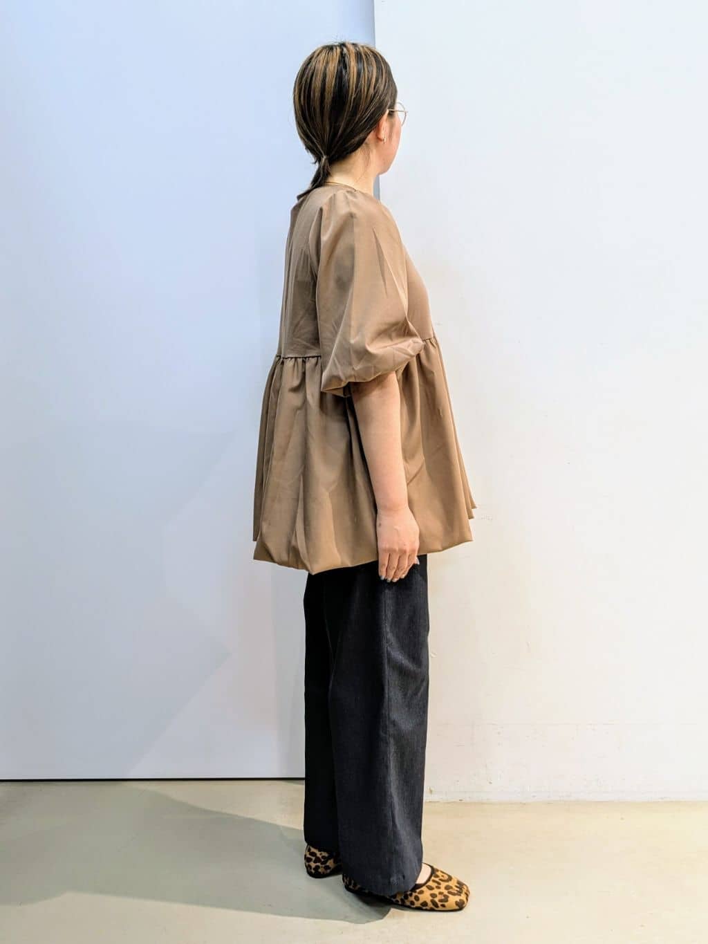 kotoさんの「THE SHOP TK｜バルーンスリーブペプラムチュニック【洗える】」を使ったコーディネート