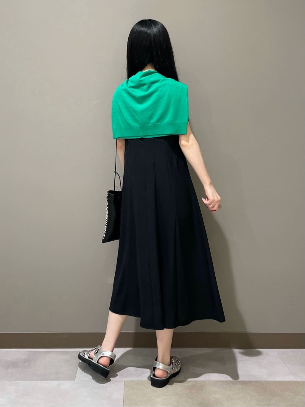 KEIKOさんの「INDIVI｜【通年活躍！／アンサンブル可能】クルーネックカーディガン」を使ったコーディネート