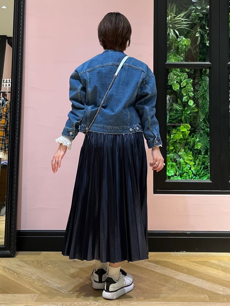 ogataさんの「DRESSTERIOR｜【洗える/ストレッチ性/オンオフ】箔プリントプリーツスカート」を使ったコーディネート