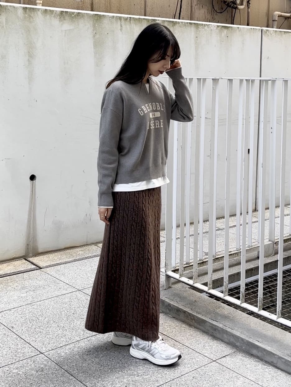 cotaniさんの「grove｜カレッジロゴキーネックニット」を使ったコーディネート